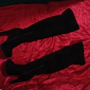 Women's sexy high knee black heeled boots. Wear up high knee or fold down
